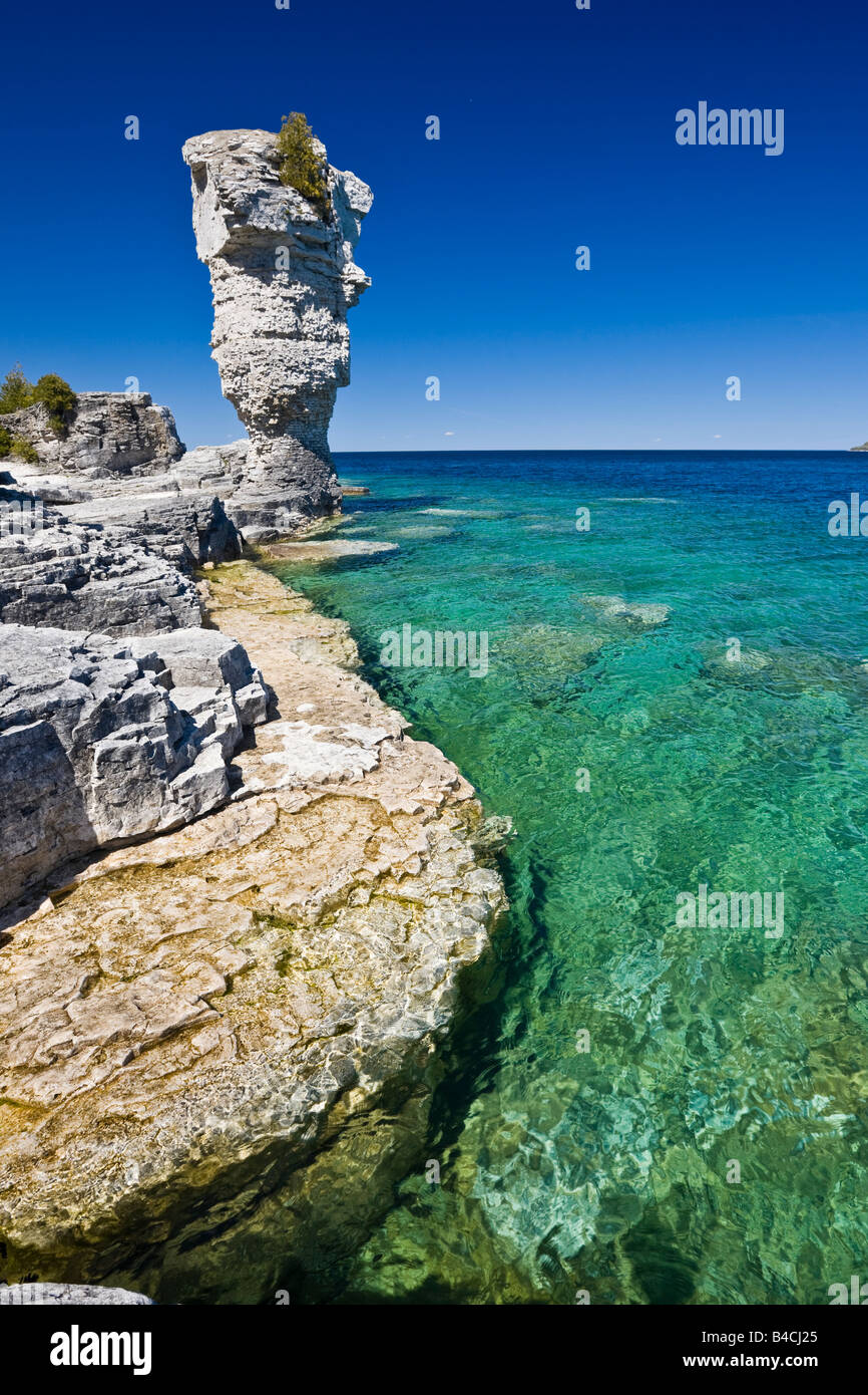 Meer-Stack entlang der Küstenlinie von Blumentopf-Insel in der Fathom Five National Marine Park, Lake Huron, Ontario, Kanada Stockfoto