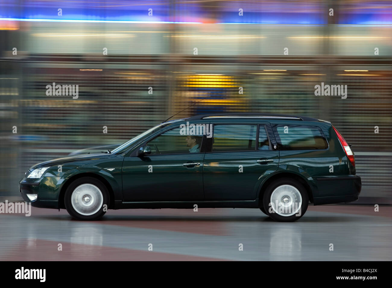 Ford Mondeo 2.0 TDCi Turnier, dunkelgrün, Modelljahr 2005-, fahren, Seitenansicht, Stadt Stockfoto