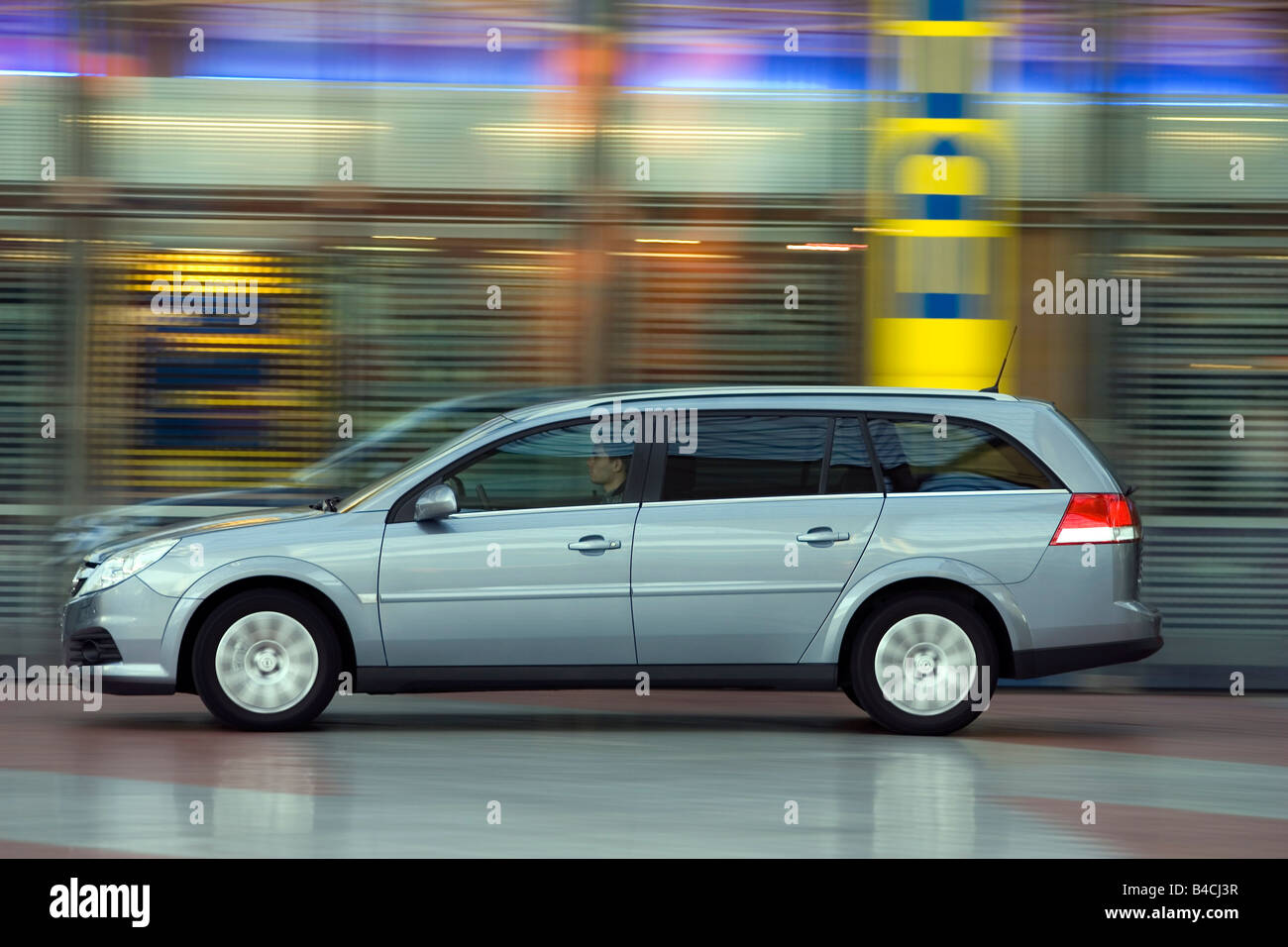 Opel Vectra Caravan 1.9 CDTi Silber, Modelljahr 2005-, fahren, Seitenansicht, Stadt Stockfoto