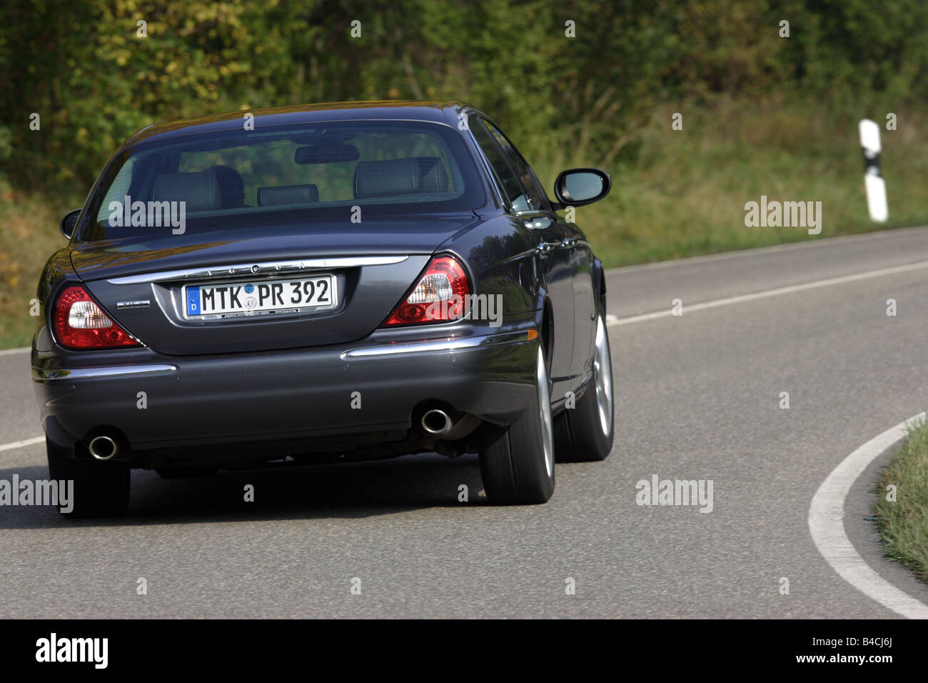 Jaguar XJ6 2.7 D, dunkelgrau, Anthrazit, Modelljahr 2005-, fahren, Diagonal von hinten, Rückansicht, Landstraße Stockfoto