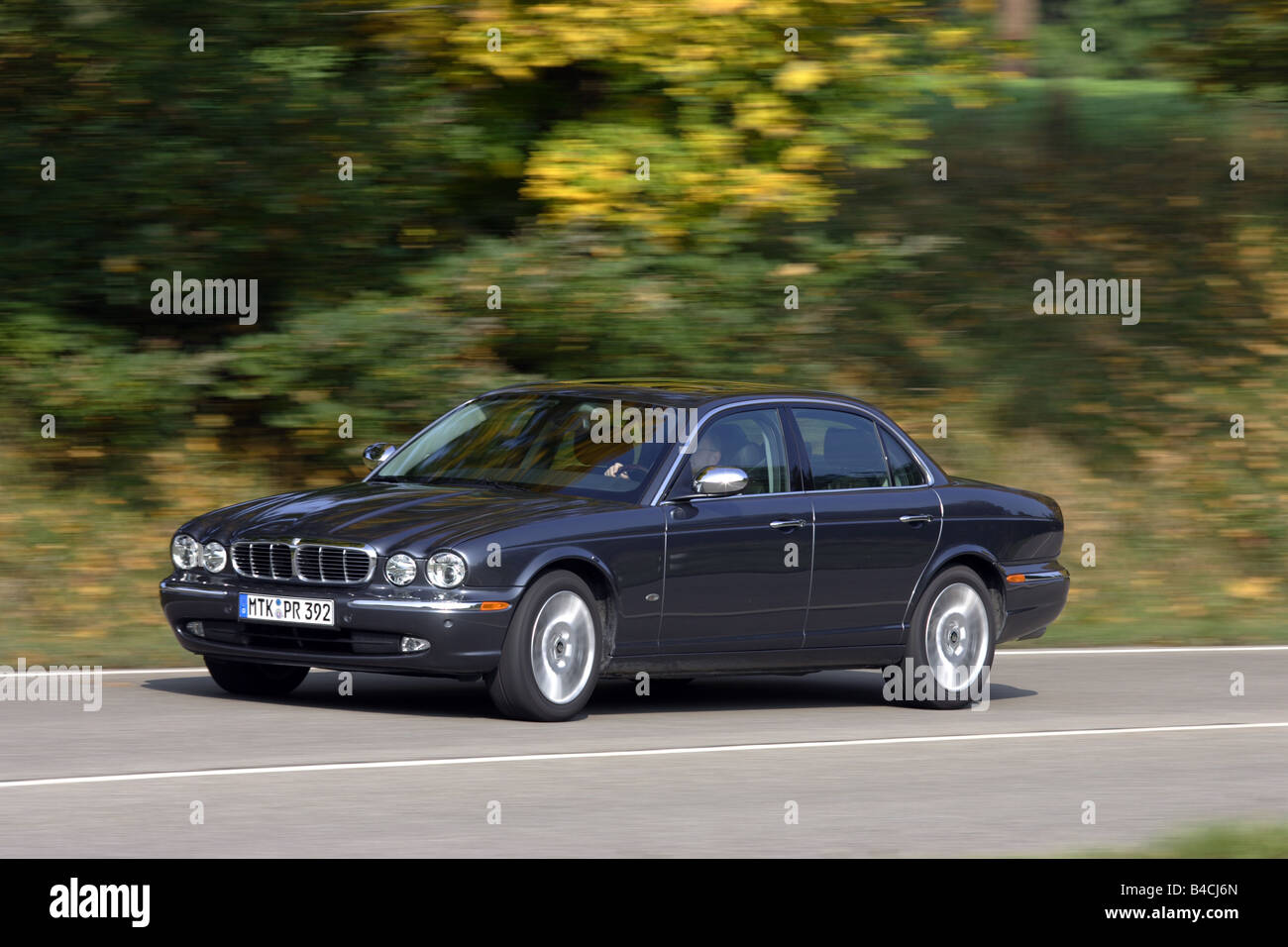 Jaguar XJ6 2.7 D, dunkelgrau, Anthrazit, Modelljahr 2005-fahren, schräg von vorne, Vorderansicht, Seitenansicht, Land ro Stockfoto