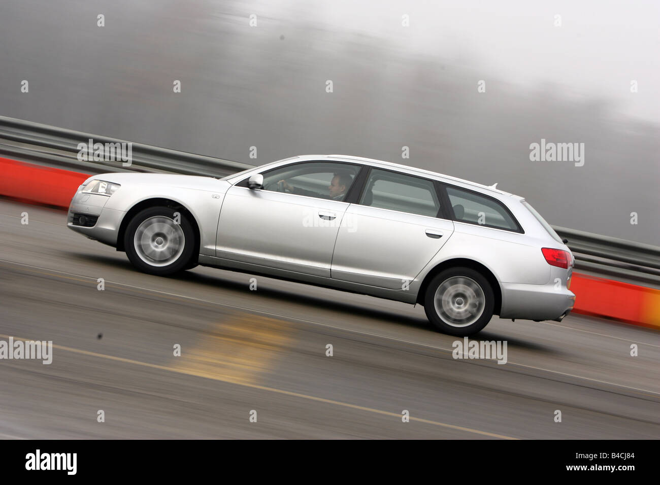 Audi A6 Avant 4.2 Quattro, Modell Jahr 2005-Silber, fahren, Seitenansicht, Einfahr-und Prüfstrecke Stockfoto