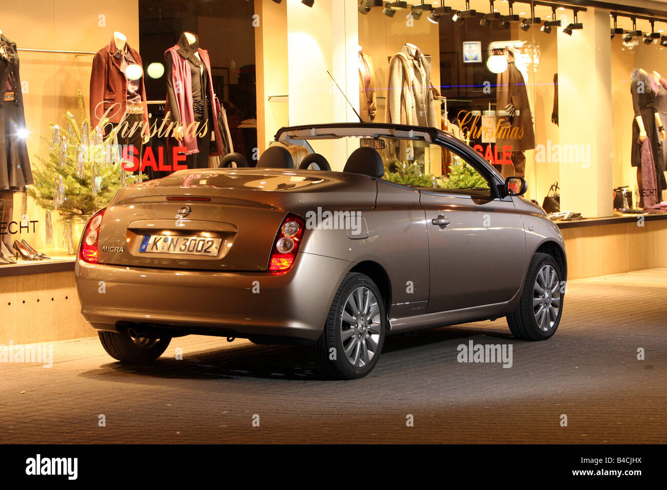 Nissan Micra 1.6 C + C, Modelljahr 2005-Anthrazit, stehend, Wahrung, diagonal von hinten, hintere Ansicht, Stadt, öffnet/Geöffne Stockfoto