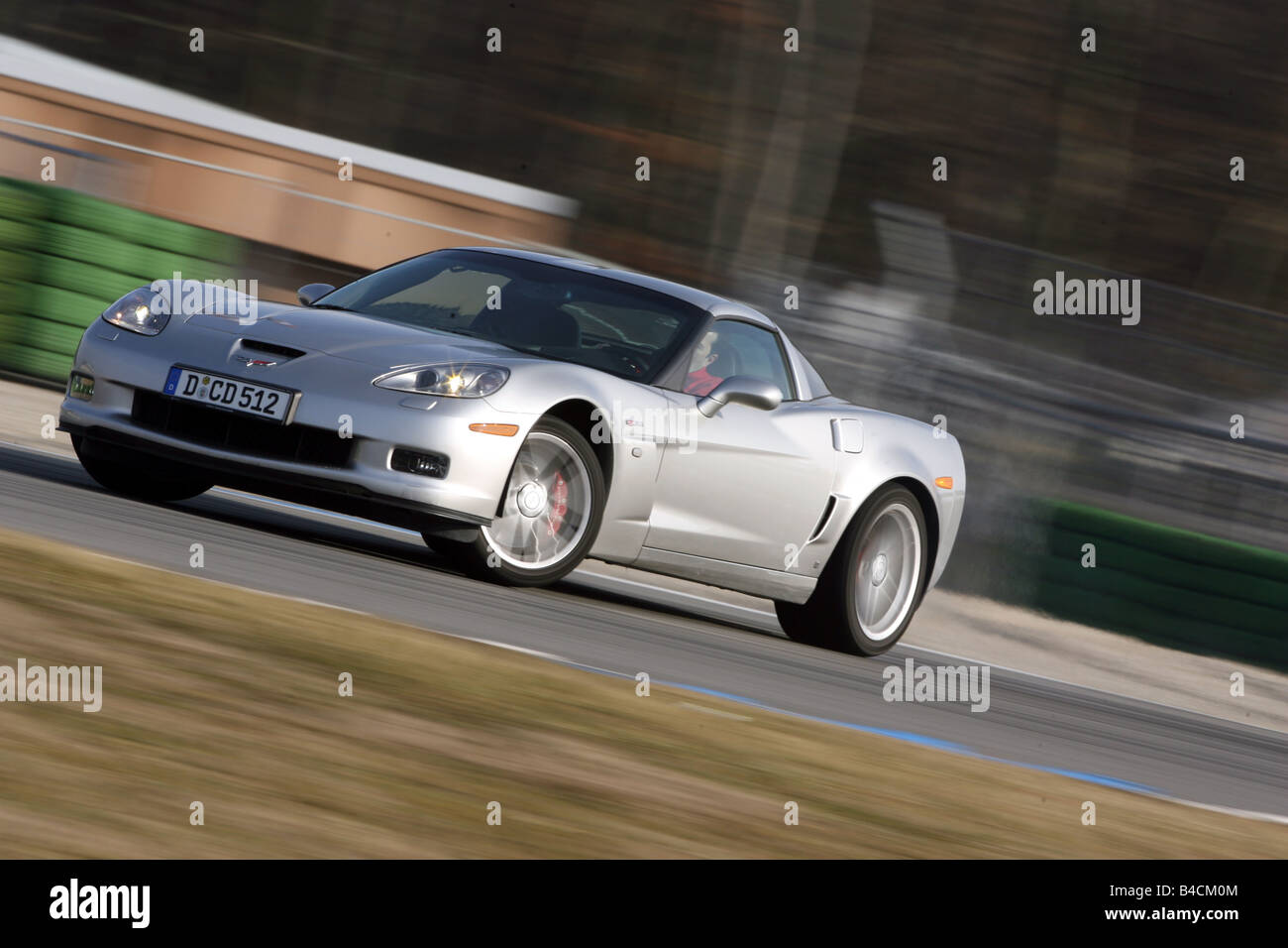 Corvette Z06, Modell Jahr 2006-Silber, fahren, schräg von vorne, Vorderansicht, Test track Stockfoto