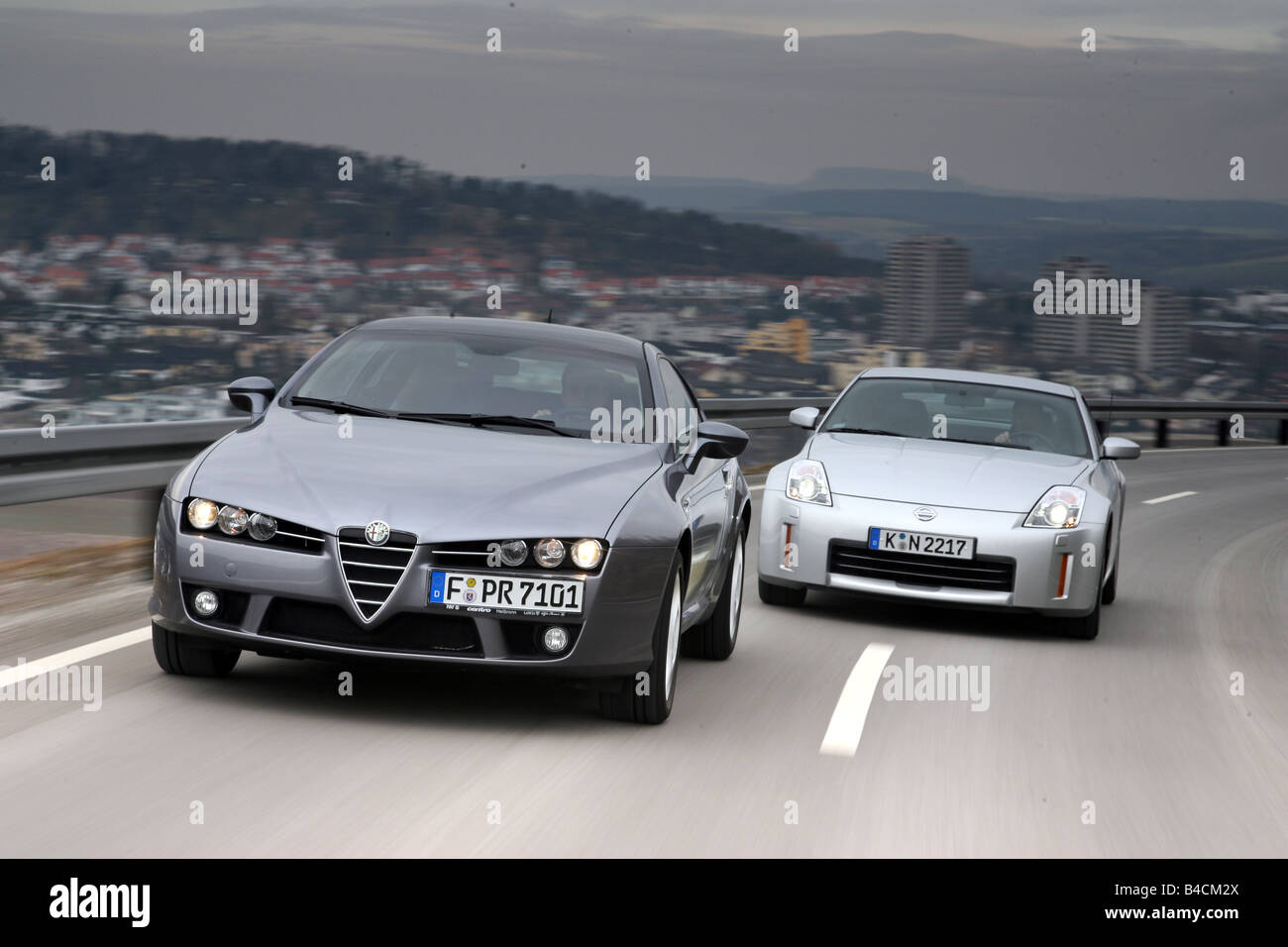 Alfa Romeo Brera 3.2 JTS V6 und Nissan 350 Z, Modelljahr 2006-Anthrazit/Silber, fahren, schräg von vorne, Frontal vie Stockfoto