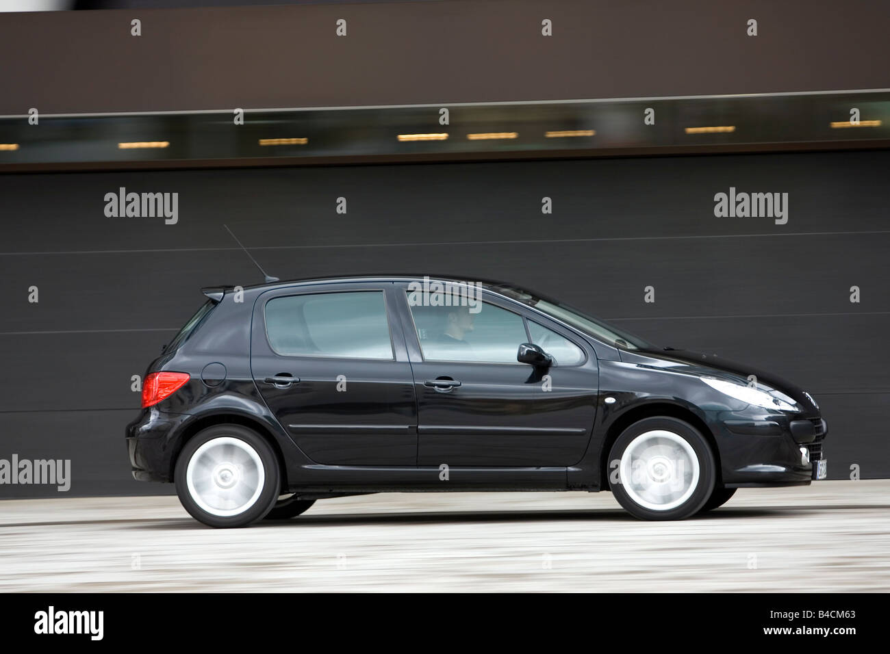 Peugeot 307 HDI FAP 135, schwarz, Modelljahr 2005-, fahren, Seitenansicht, Stadt Stockfoto