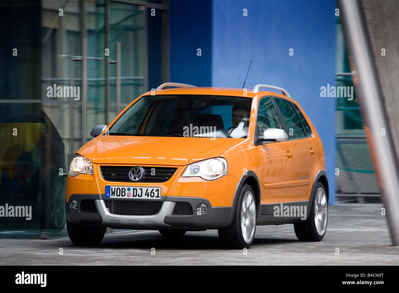 VW Volkswagen Cross Polo 1.4 TDI, Modell Jahr 2006-, orange, fahren, schräg  von vorne, Vorderansicht, Stadt Stockfotografie - Alamy