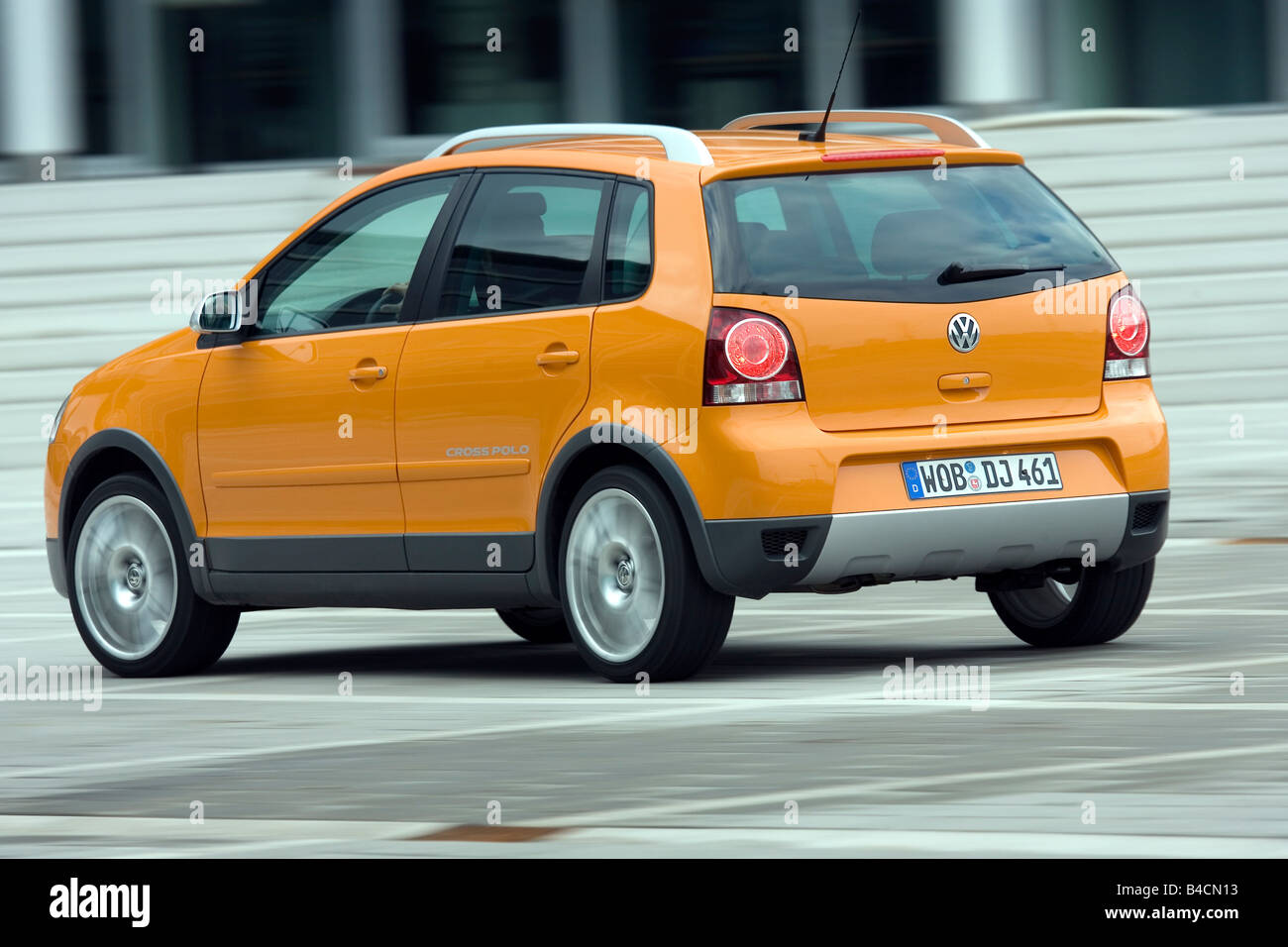 VW Volkswagen Cross Polo 1.4 TDI, Modell Jahr 2006-, orange, fahren, Diagonal von der Rückseite, hintere Ansicht, Stadt Stockfoto