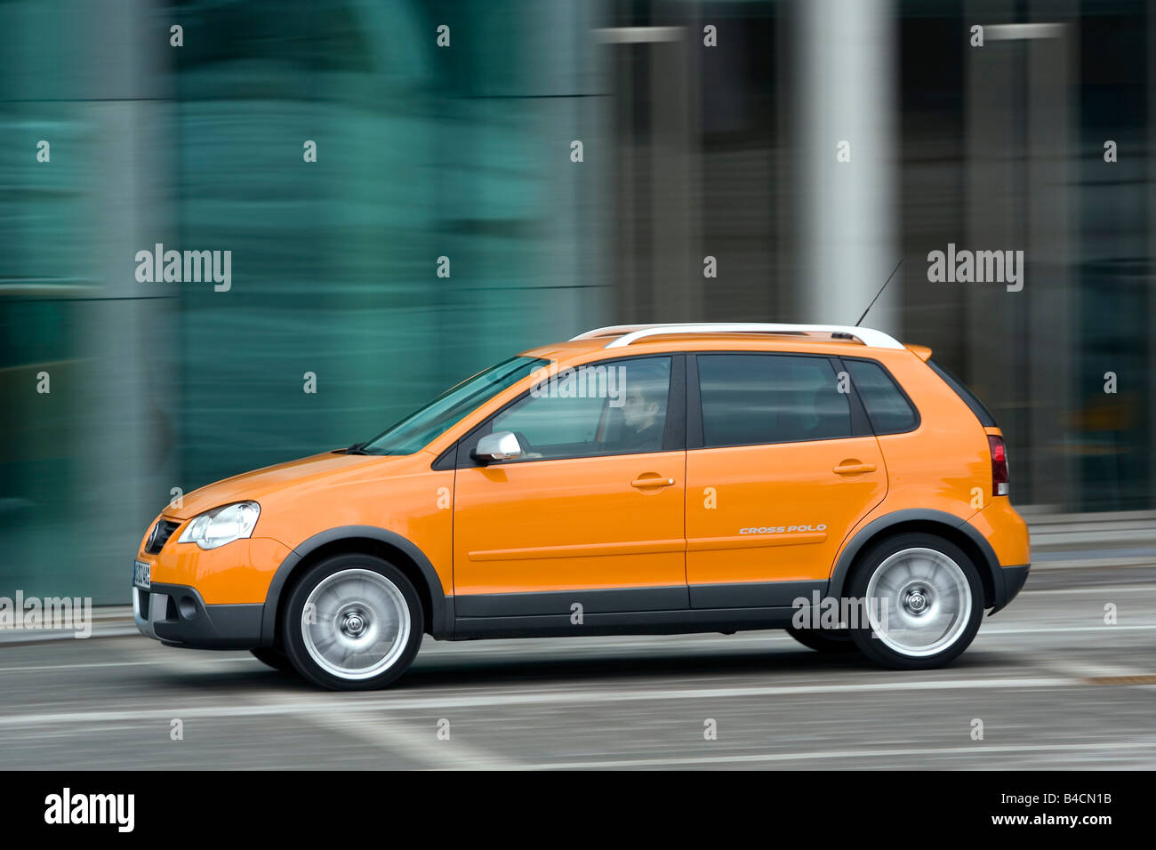 VW Volkswagen Cross Polo 1.4 TDI, Modelljahr 2006-, orange, fahren, Seitenansicht, Stadt Stockfoto