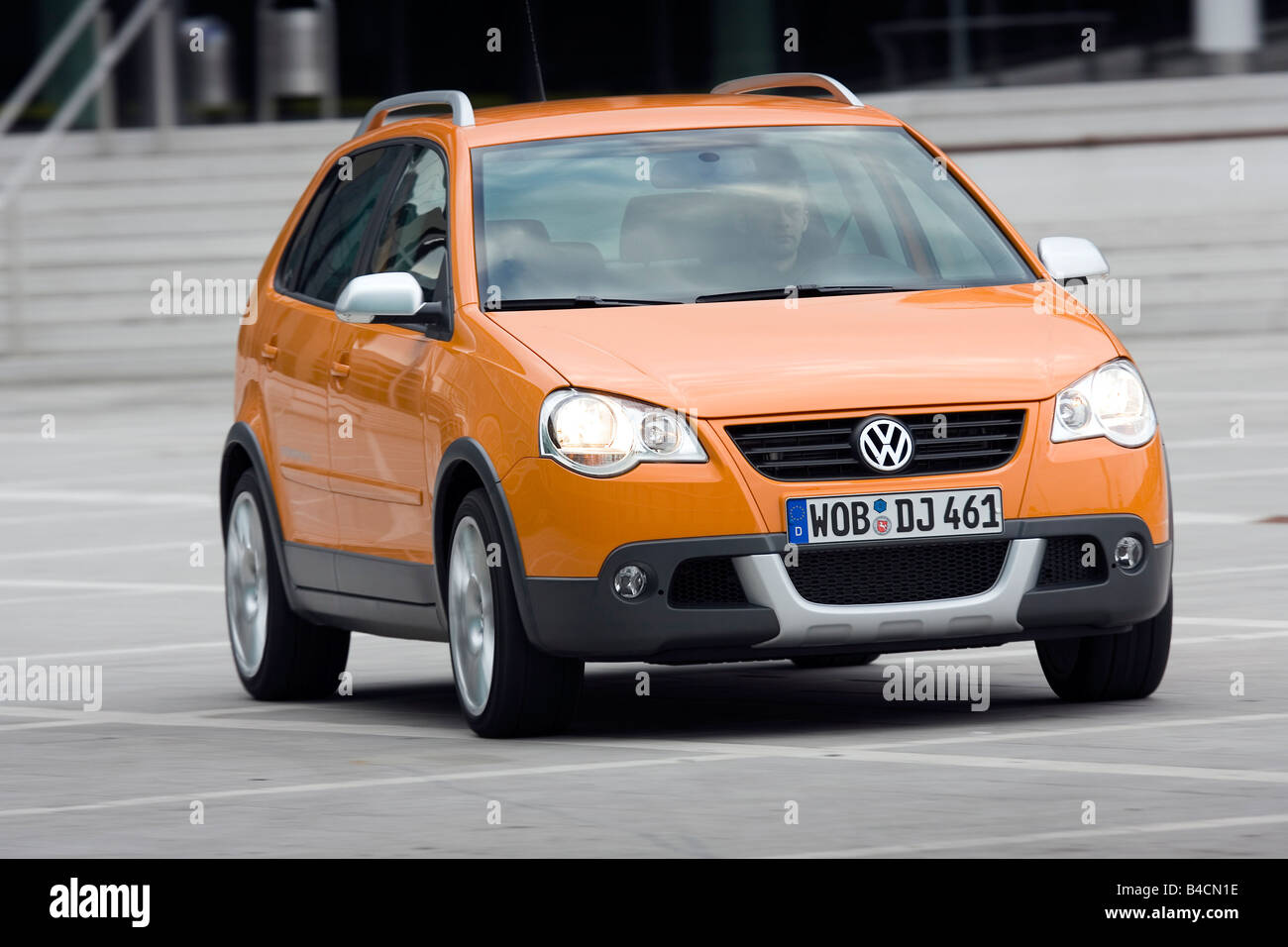 VW Volkswagen Cross Polo 1.4 TDI, Modell Jahr 2006-, orange, fahren, schräg von vorne, Vorderansicht, Stadt Stockfoto