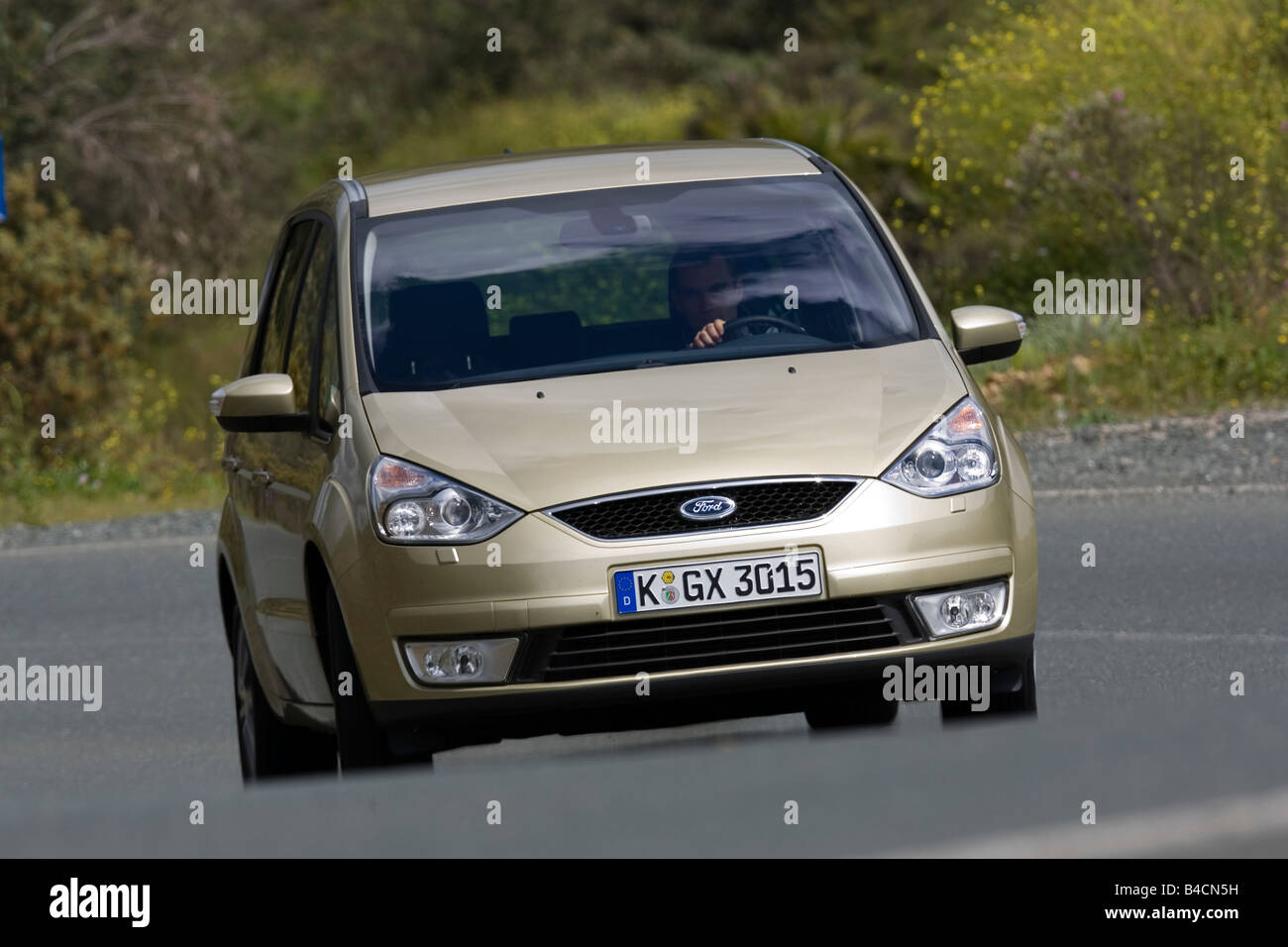 Ford Galaxy 2.0 TDCi, Modell Jahr 2006-, Beige, beige- / gelb-Metallic, fahren, schräg von vorne, Vorderansicht, Land Ro Stockfoto