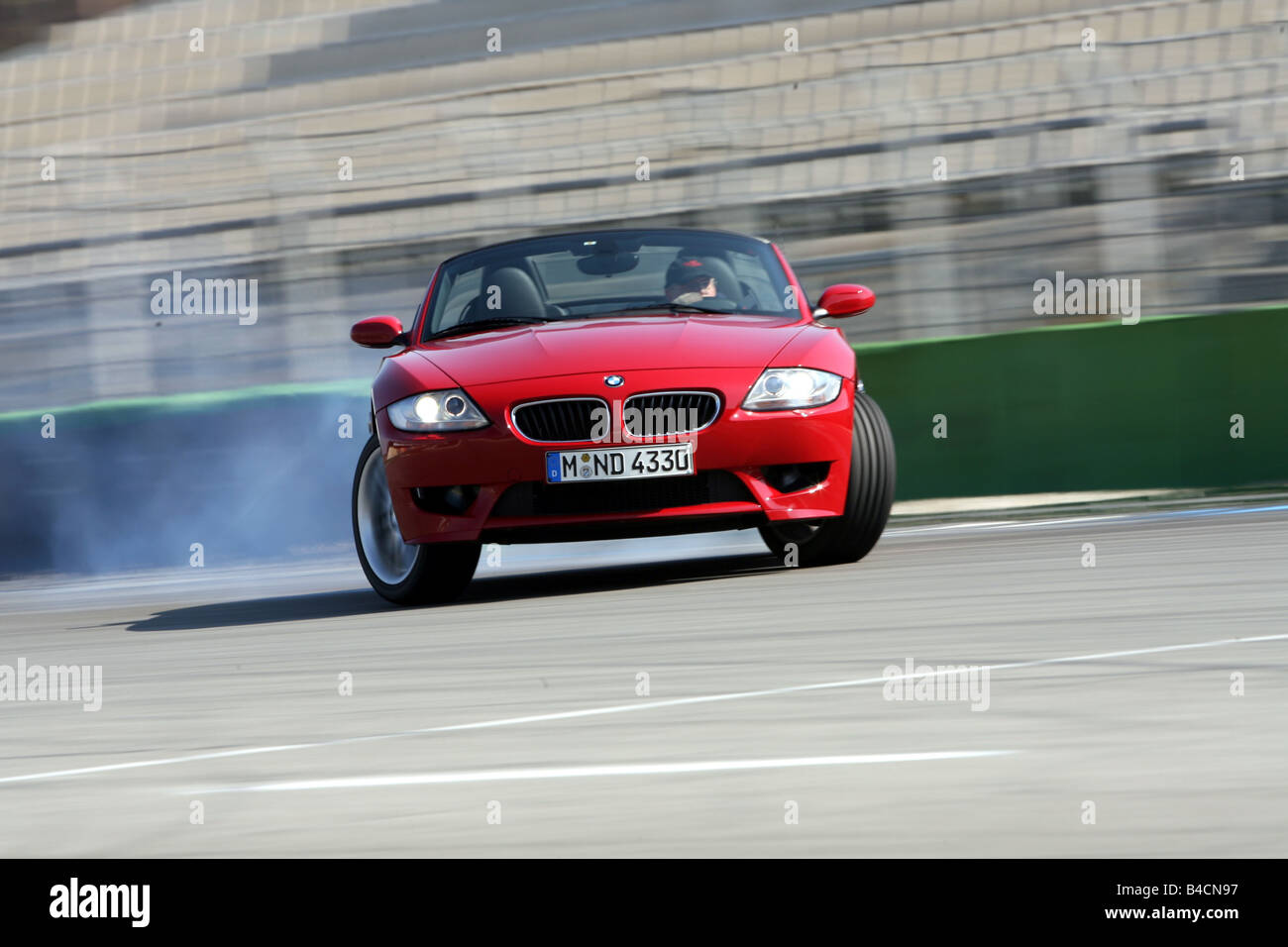 BMW Z4 M Roadster, Baujahr 2006-rot, fahren, schräg von vorne, Vorderansicht, Teststrecke, open Top, Drift, driften Stockfoto