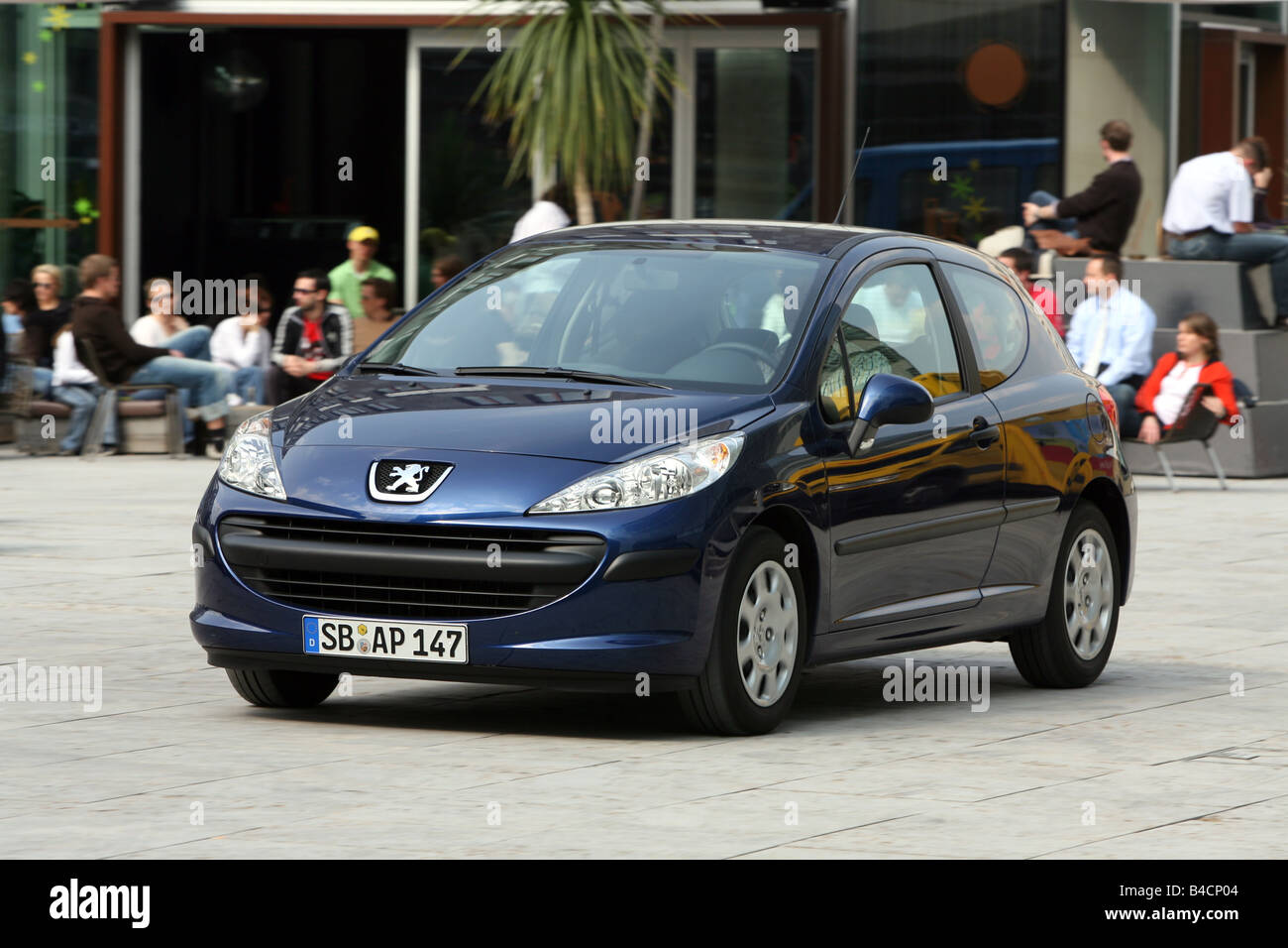 Peugeot 207, Baujahr 2006-Dunkelblue bewegt, schräg von vorne, Vorderansicht, Stadt Stockfoto