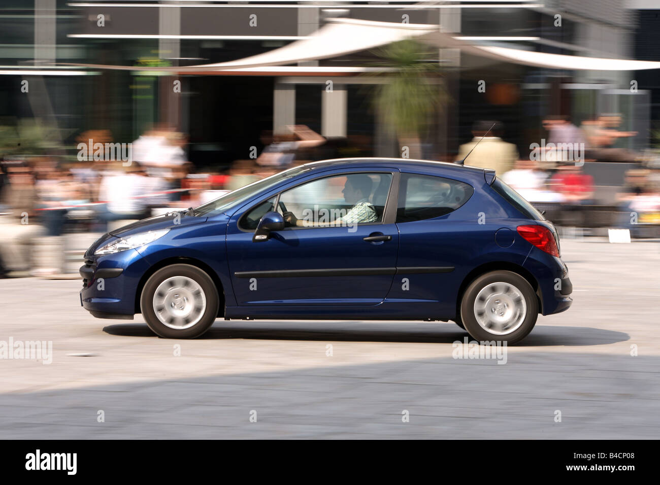 Peugeot 207, Baujahr 2006-Dunkelblue bewegt, seitliche Ansicht, Stadt Stockfoto