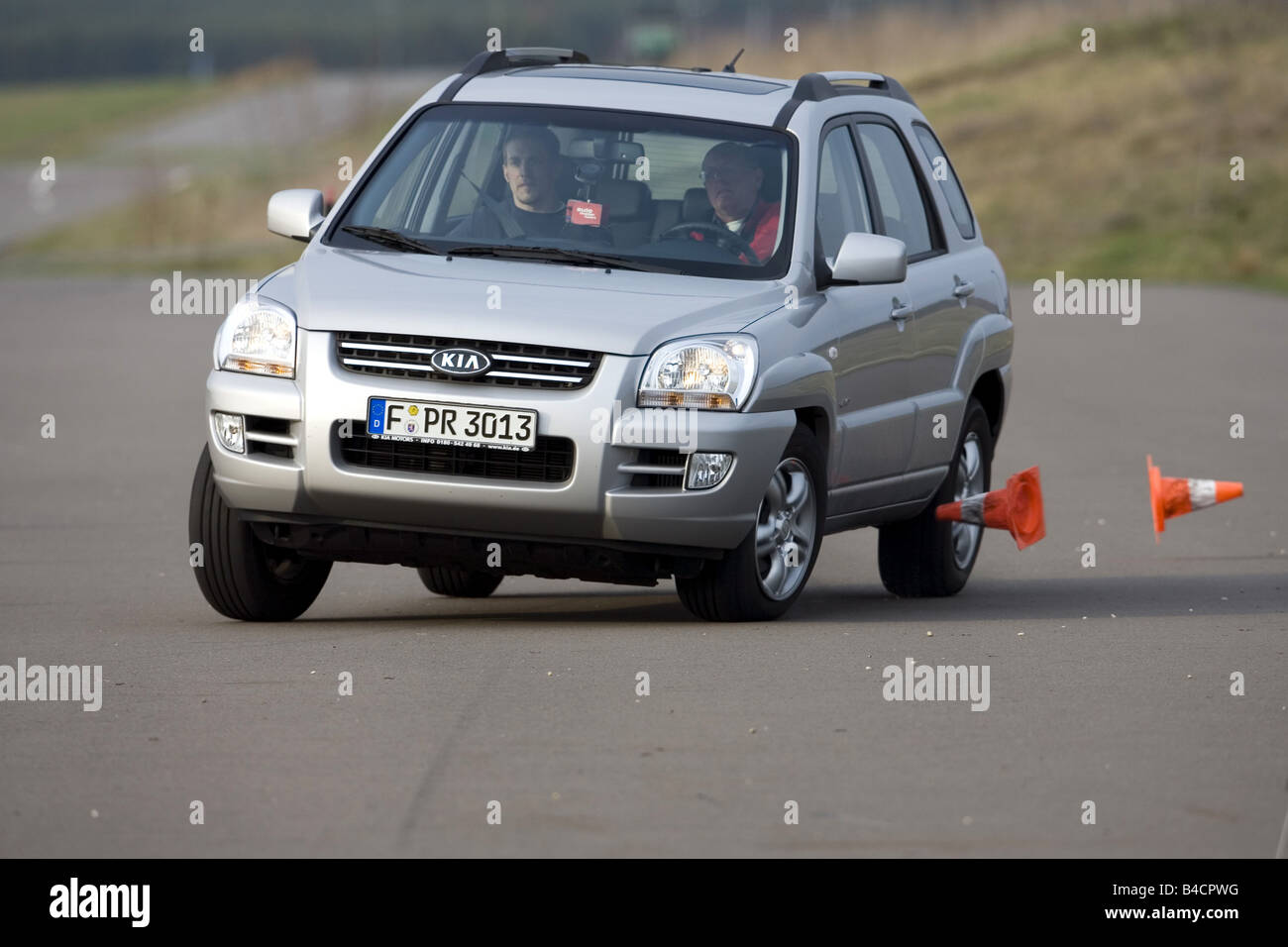 Auto, Kia Sportage 2.0 CRDi, Langlauf-Fahrzeug, Silber, Baujahr 2004-fahren, schräg von vorne, Vorderansicht, Pil Stockfoto