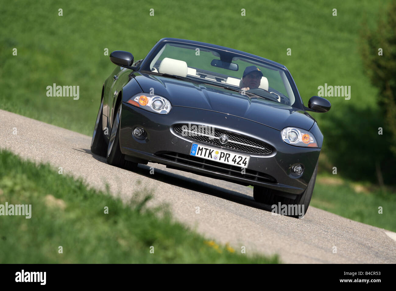 Jaguar XK 4.2LV8 Convertible, Modelljahr 2006-, Anthrazit, oben offen, fahren, schräg von vorne, Vorderansicht, Land ro Stockfoto