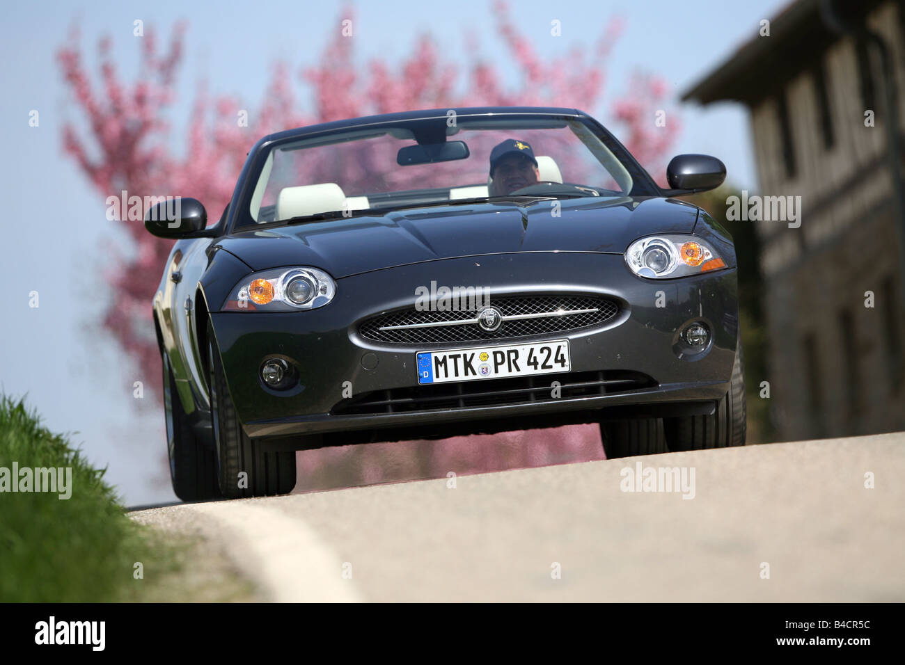 Jaguar XK 4.2LV8 Convertible, Modelljahr 2006-, Anthrazit, oben offen, fahren, schräg von vorne, Vorderansicht, Land ro Stockfoto