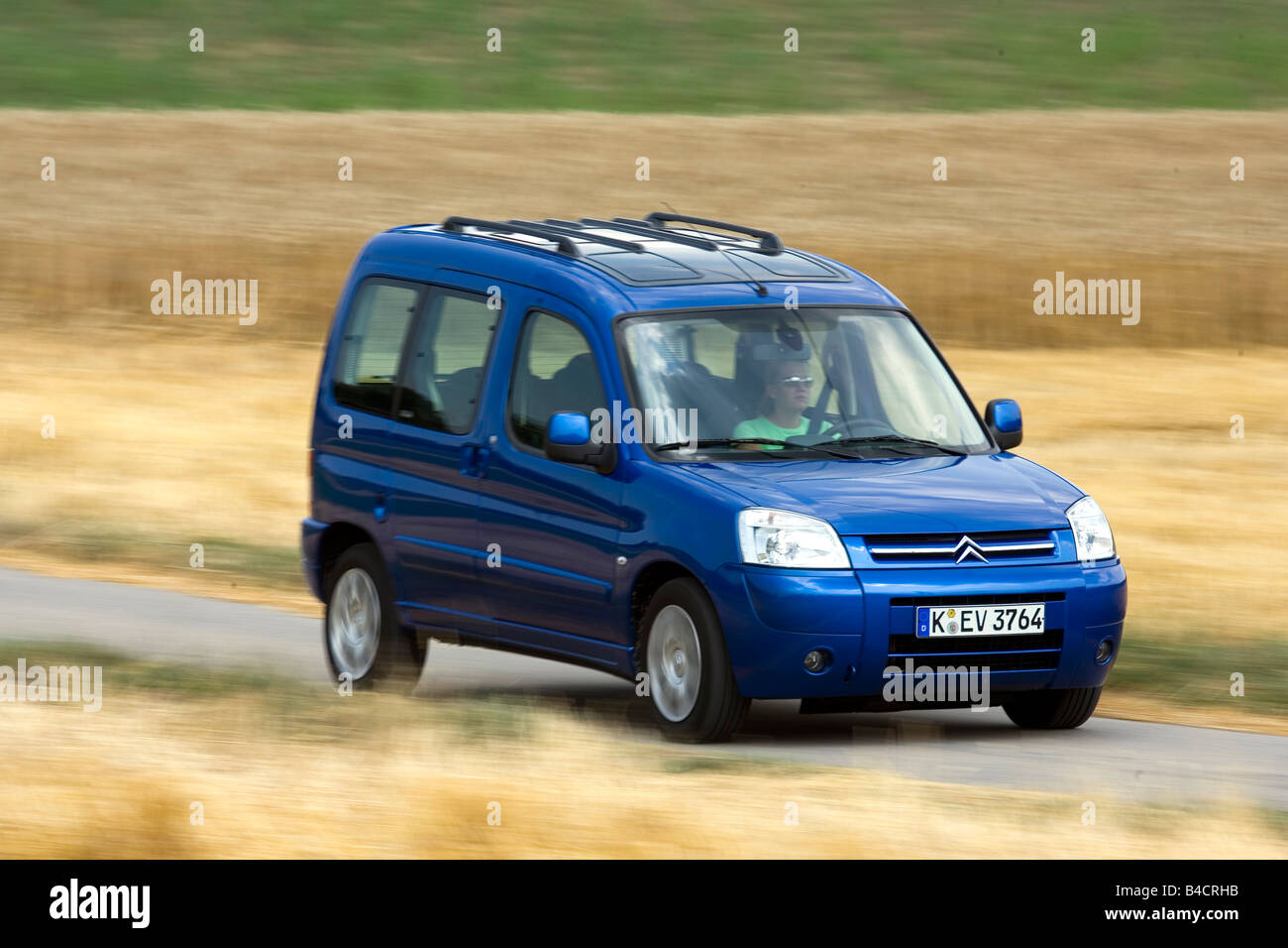 citroen-berlingo-hdi-90-baujahr-2002-blau-bewegt-schr-g-von-vorne