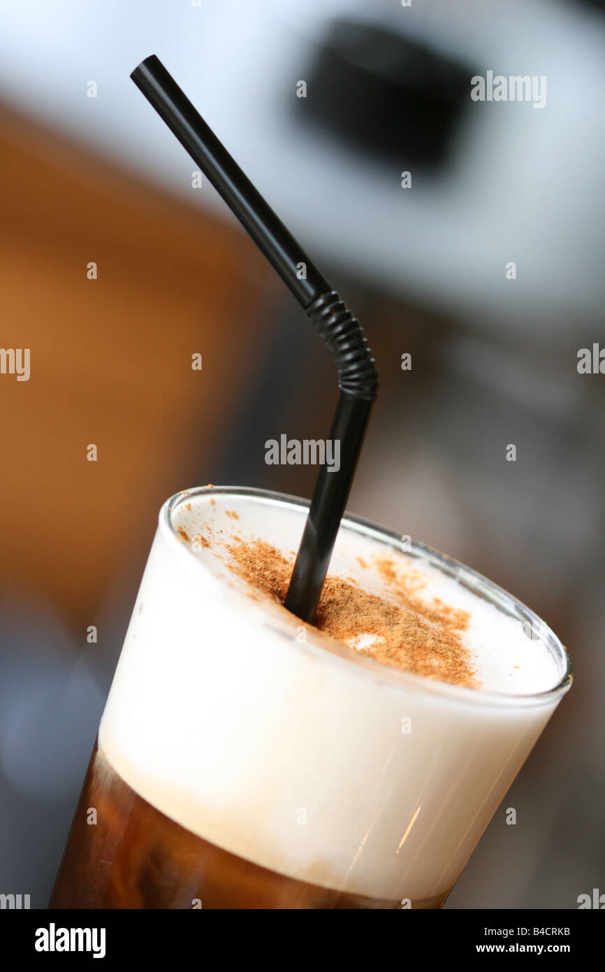 eiskaltes Cappuccino Espresso Kaffee mit Sahne und Zimt Griechisch und Italienisch Stockfoto