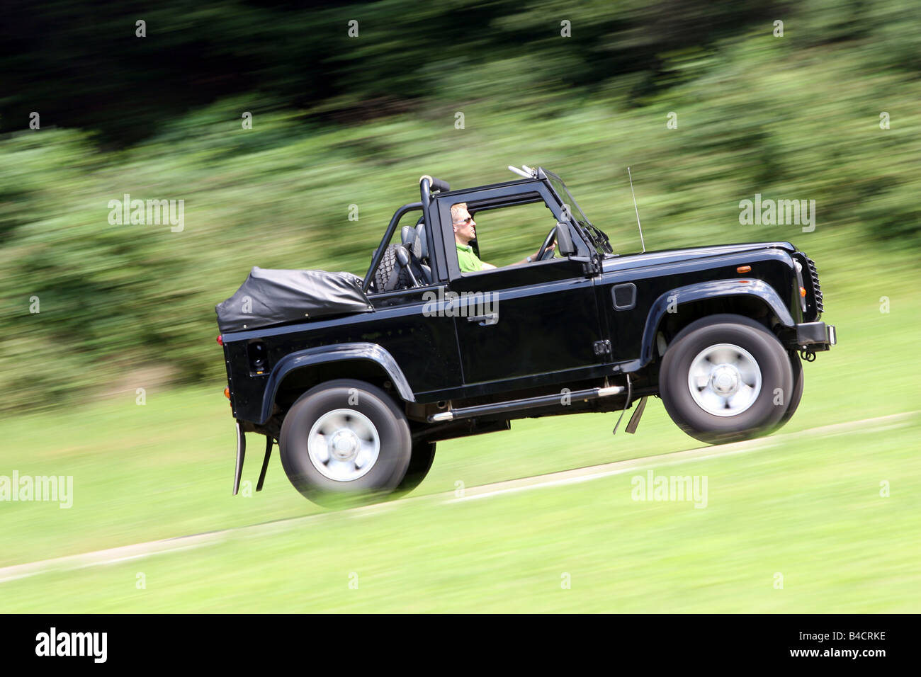 Land Rover Defender Cabriolet zwei TD5, Modell Jahr 2006-, schwarz, fahren,  Seitenansicht, Landstraße, oben offen Stockfotografie - Alamy