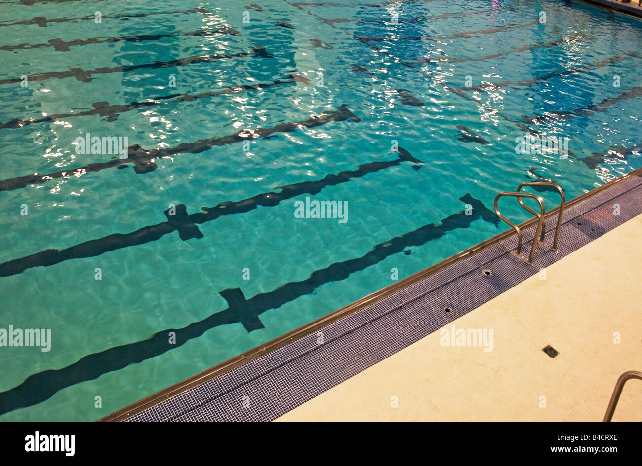 SCHWIMMBAD, SPORT, UNTERHALTUNG, SPAß, BADEN BADEN, GASSEN, FAHRSPURMARKIERUNGEN, WASSER, CHLOR, WETTBEWERB, LEER, NIEMAND, RENNEN Stockfoto