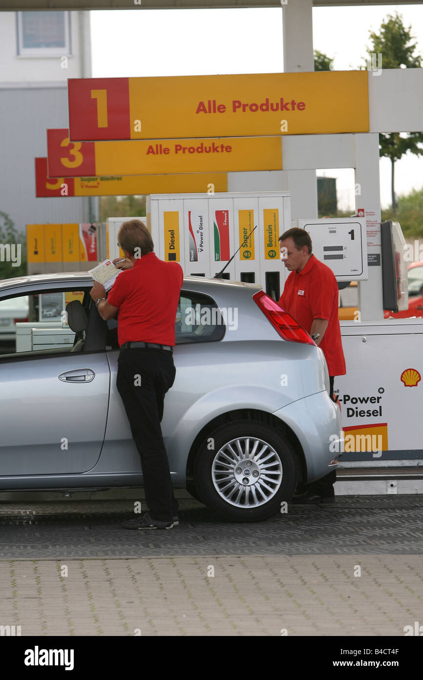 Fiat Grande Punto 1.4 8V, Jahr 2006-Silber, Modellstadt, Tankstelle, Shell Tankstelle, Zapfsäule, tanken Stockfoto