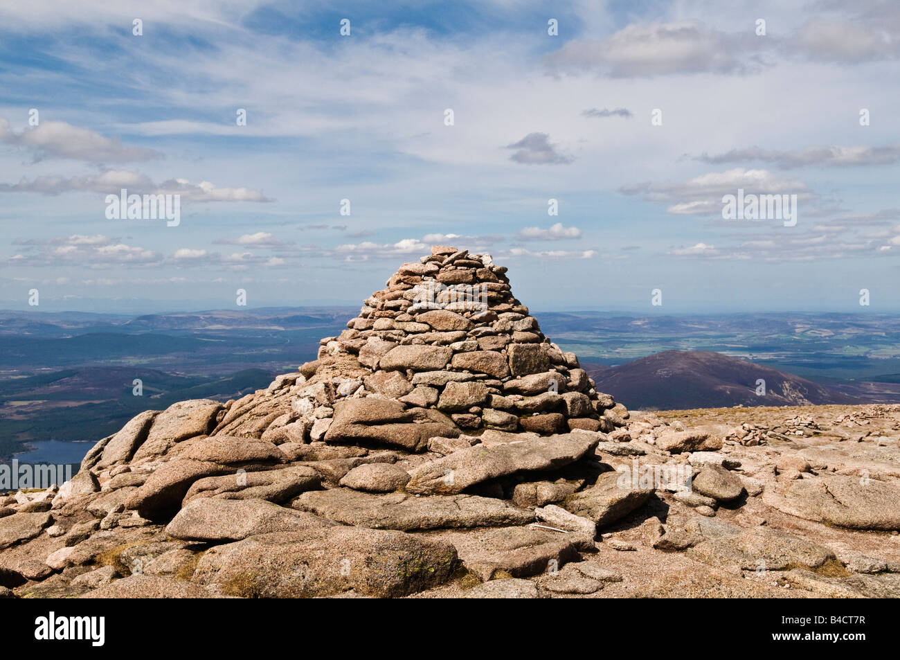 Route markieren Cairn auf dem Gipfel des Cairn Gorm Berg, Cairngorms, Schottland Stockfoto