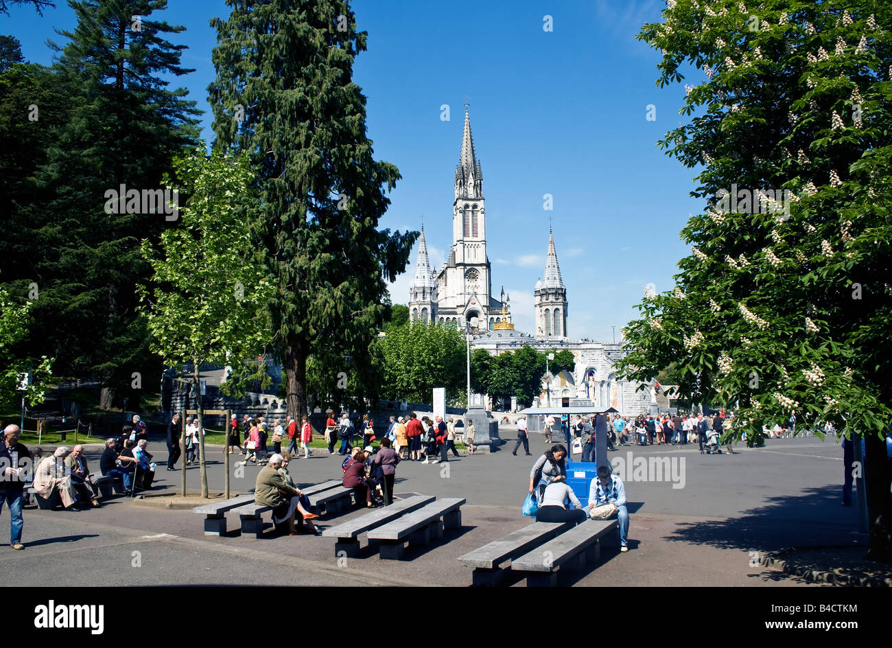 FRANKREICH, LOURDES. Kirche in der Wallfahrtskirche in Lourdes, Frankreich. Stockfoto