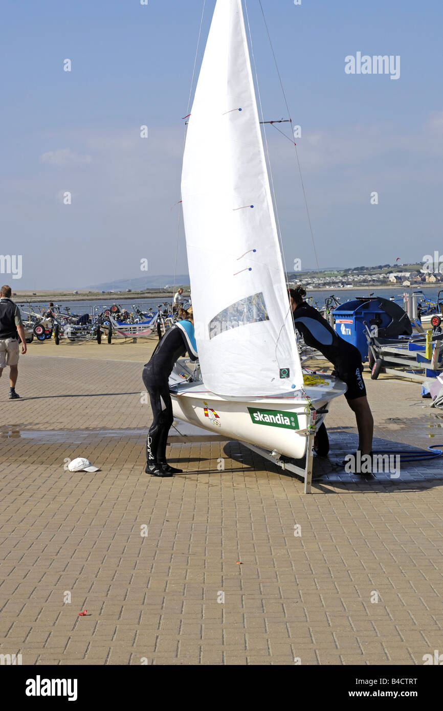 Jugendlichen Studenten an der 2012 Olympic Sailing Academy in Portland Dorset Stockfoto