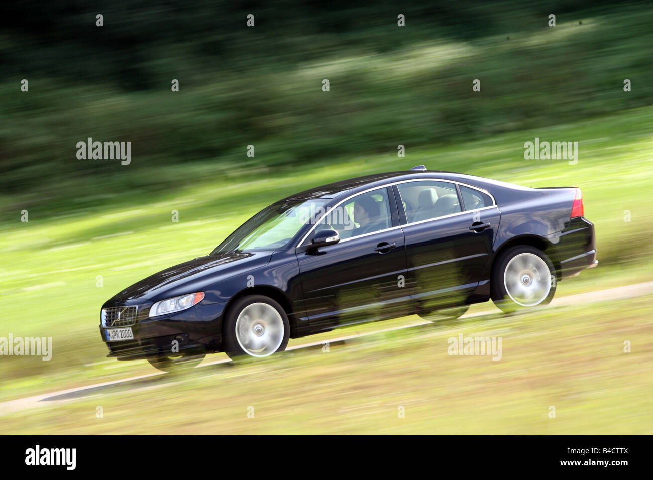 Volvo S80 V8 AWD, Modell Jahr 2006-blau bewegt, Side View, Landstraße Stockfoto