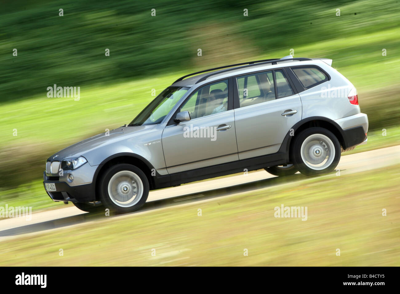 BMW X 3 3.0 sd, Modelljahr 2006-Anthrazit, fahren, Seitenansicht, Landstraße Stockfoto