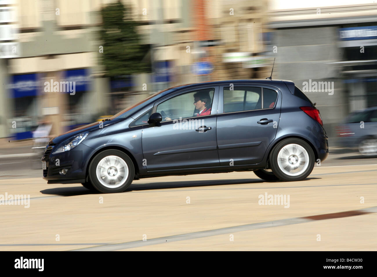 Opel Corsa 1.3 CDTI Edition, Modelljahr 2006-Anthrazit, treibende, Side View, Stadt Stockfoto