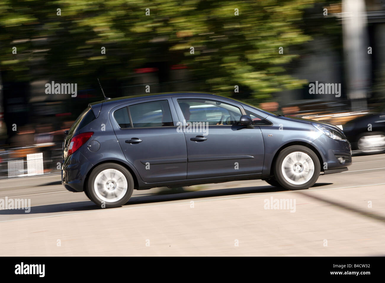 Opel Corsa 1.3 CDTI Edition, Modelljahr 2006-Anthrazit, treibende, Side View, Stadt Stockfoto