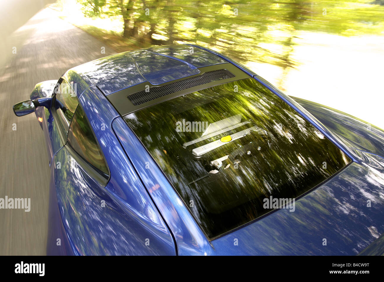 Lotus Europa S, Baujahr 2006-blau bewegt, diagonal von hinten, geschwenkt Schuss, Verwischt, Landstraße Stockfoto