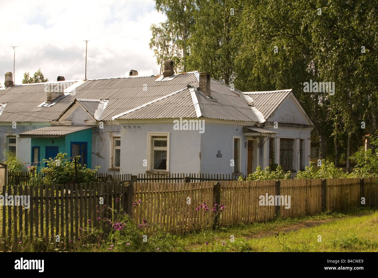 Typisches Haus in Svirstroy, Russland. Stockfoto