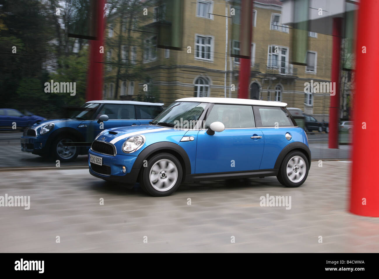 Mini Cooper S, Modell 2006-blau bewegt, Side Jahresansicht, Stadt Stockfoto