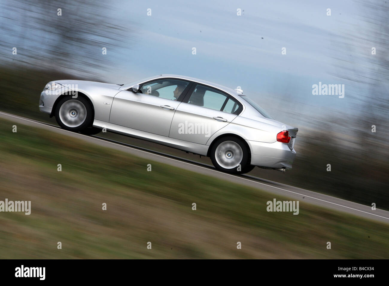 BMW 325d, Modell Jahr 2006, Silber, Steuer, Seitenansicht, Landstraße Stockfoto