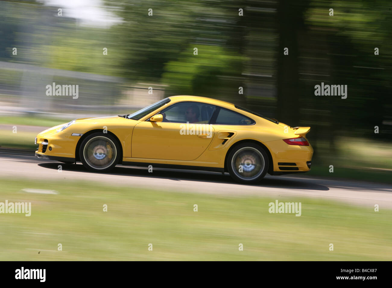 Porsche 911 Turbo, Modell Jahr 2006-, gelb, fahren, Seitenansicht, Landstraße Stockfoto