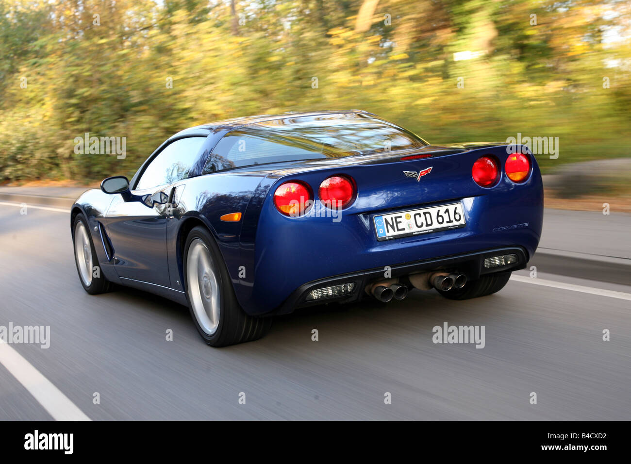 Corvette Automatik, Modell Jahr 2006 blau bewegen, diagonal von hinten, Rückfahrkamera, Landstraße Stockfoto