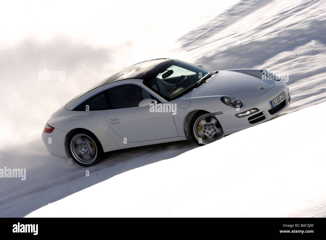 Porsche 911 Targa 4 s, Modell Jahr 2006, weiß, fahren, schräg von vorne, Vorderansicht, Seitenansicht, Schnee, Winter, Drift, Dr. Stockfoto