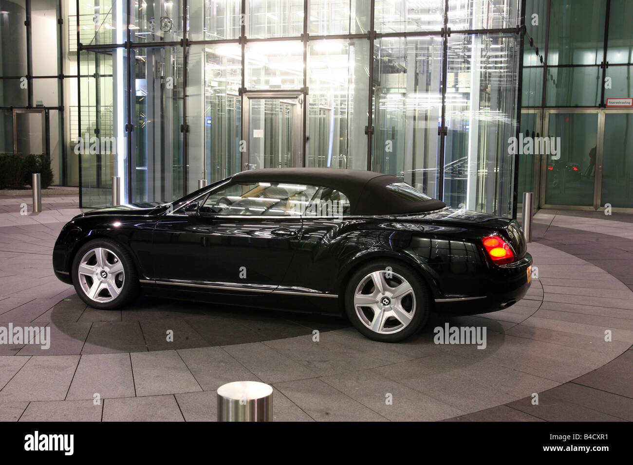 Bentley Continental GTC, Modell Jahr 2007-, schwarz, stehend,  Aufrechterhaltung, Seitenansicht, Stadt, oben geschlossen Stockfotografie -  Alamy