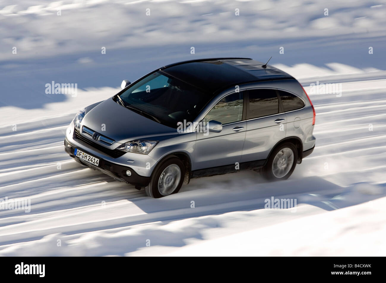 Honda CR-V 2.2 CDTI Executive, Modell Jahr 2007-Silber, fahren, schräg von vorne, frontale Ansicht, Seitenansicht, Winter, Schnee Stockfoto