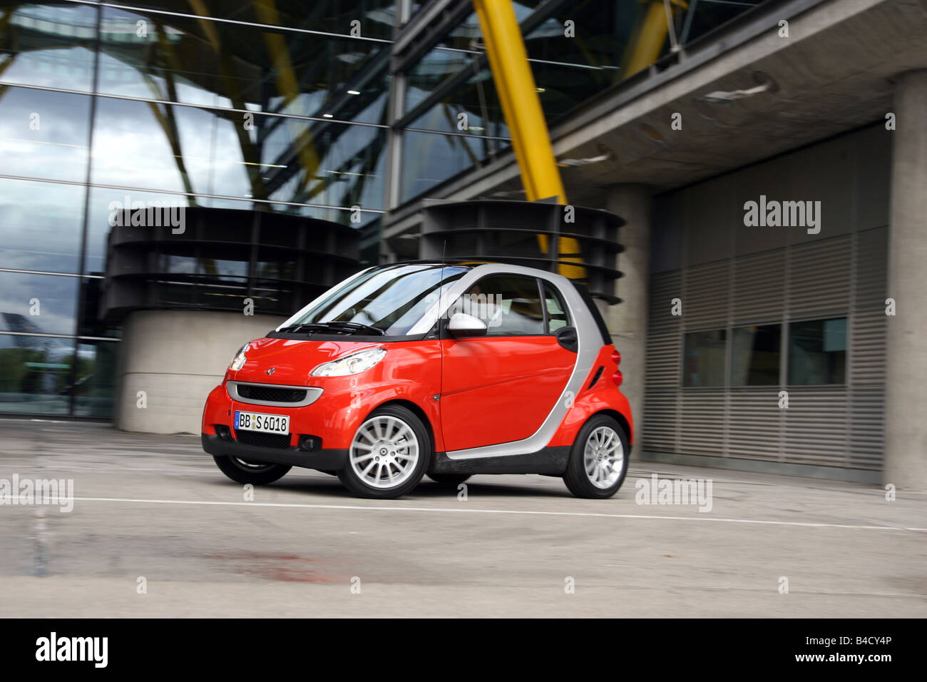 Intelligente 1,0 Cabrio, Modell Jahr 2007, Rot-Silber, stehende, Wahrung, Diagonal von vorn, Vorderansicht, Stadt, geschlossen Stockfoto