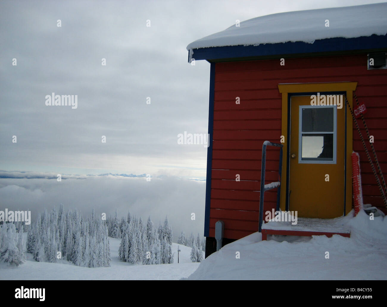 Schneebedingungen Hunt, Schnee, bewölkt bedeckt Kanada Skifahren, Ski-Hügel, Ansicht, Schnee Bäume, Snow Patrol Holzhütte, Ski-Sicherheit Stockfoto