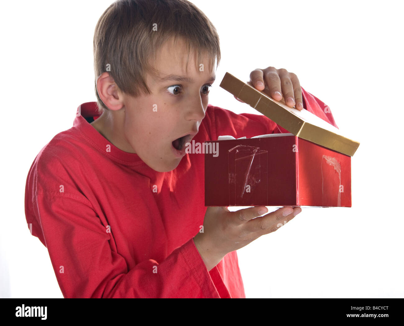 kleiner Junge mit einem Geschenk auf weißem Hintergrund Stockfoto