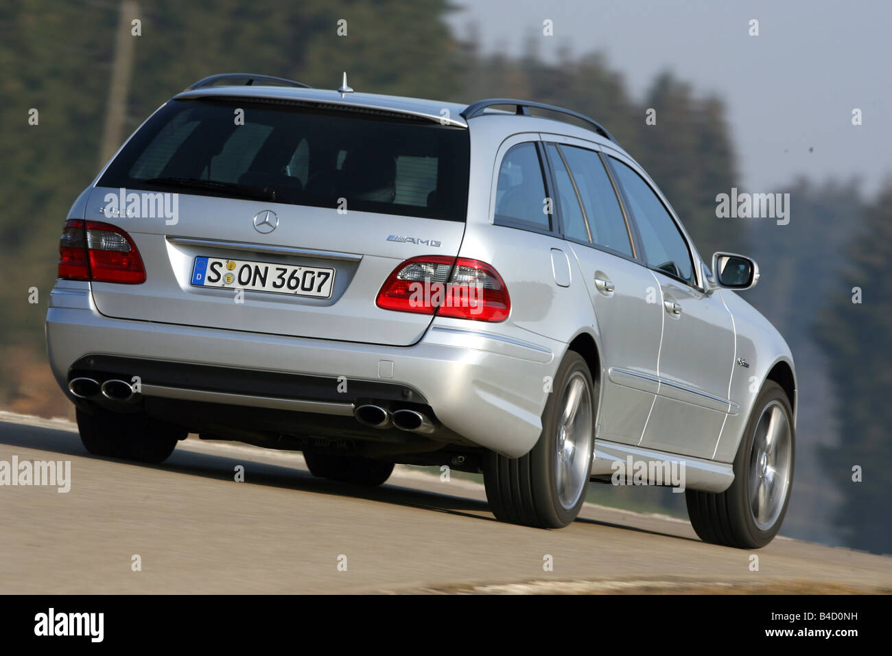 Mercedes E 63 AMG T, Modell 2006-Silber, fahren, diagonal von hinten, hinten Jahresansicht, Landstraße Stockfoto