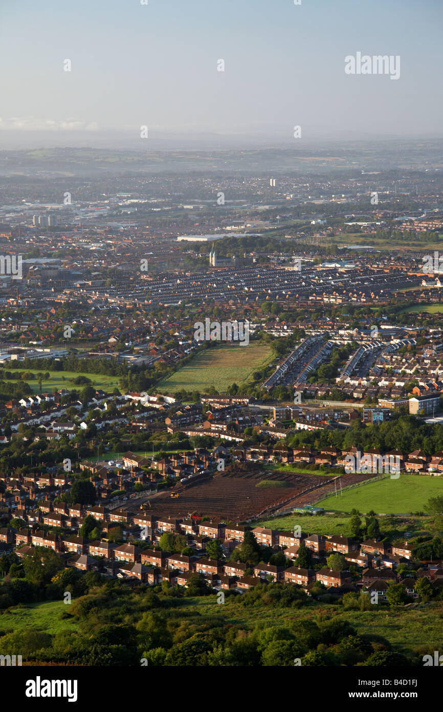 Blick vom Gipfel des Cave Hill mit Blick auf Nord und West Belfast Belfast Nordirland Vereinigtes Königreich Stockfoto