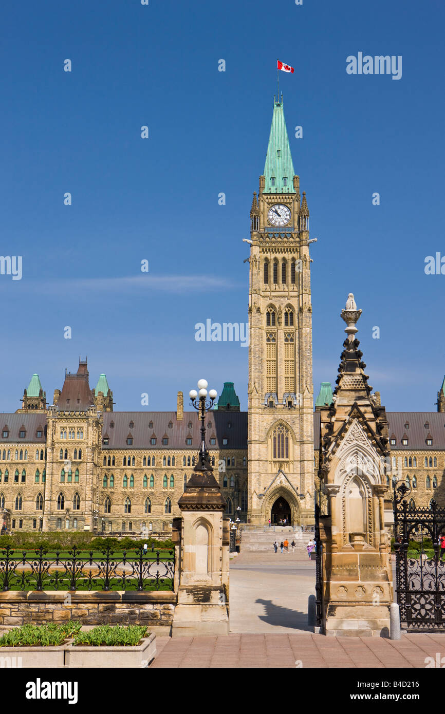 Block und der Peace Tower (Uhr) der Parlamentsgebäude auf dem Parlamentshügel von Toren der Königin gesehen Zentrum Stockfoto