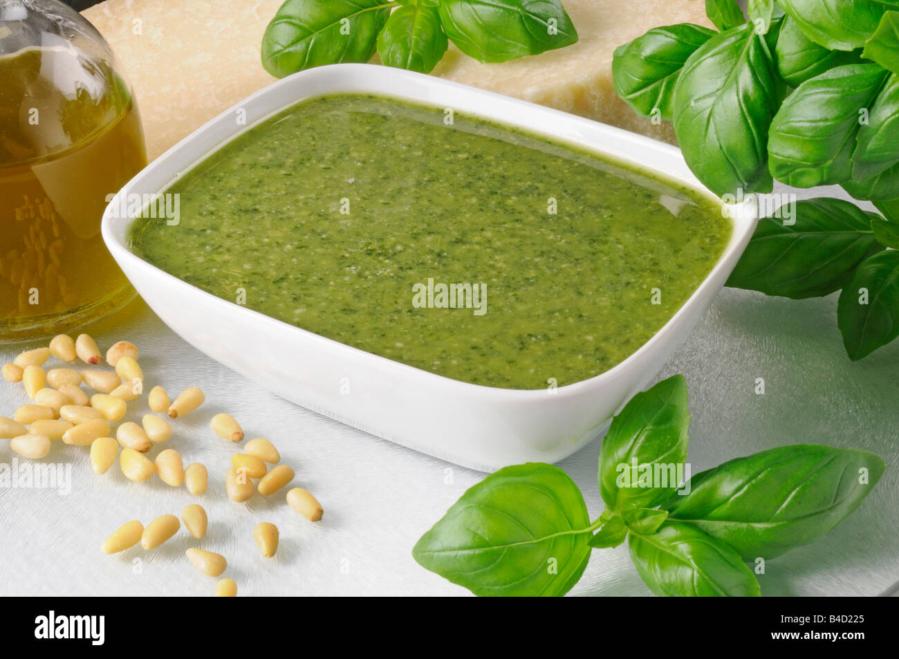 ITALIENISCHE PESTO-SAUCE Stockfoto