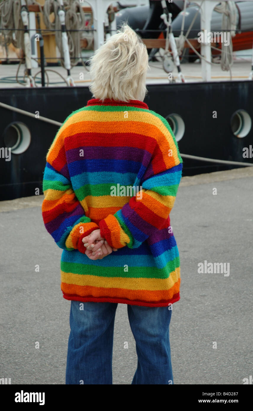 Rückansicht der Trägerin Regenbogen farbige Pullover, England, UK Stockfoto